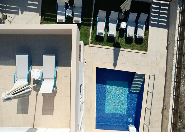 7 Bedroom Villa With Pool, 700M From The Beach!